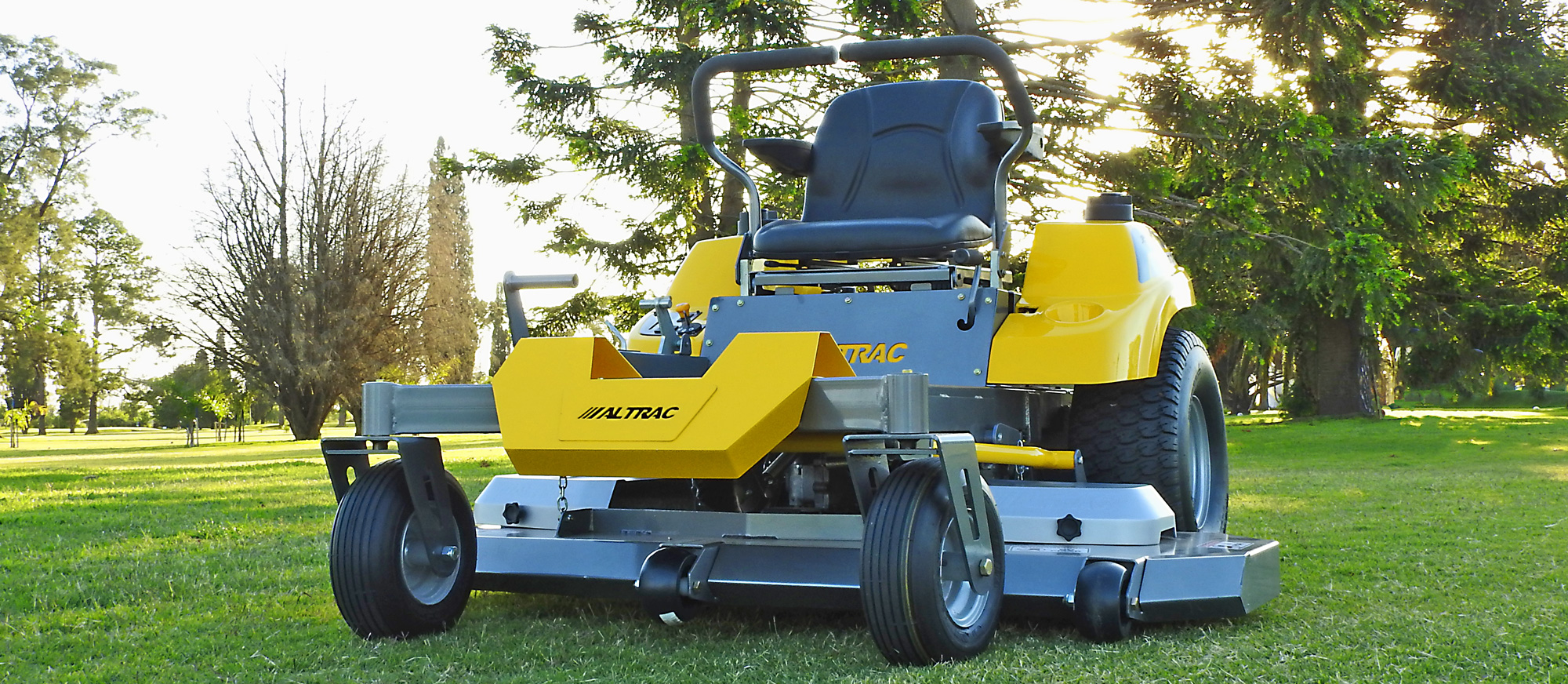 Mini Tractor Profesional para corte de cesped de radio de giro cero.